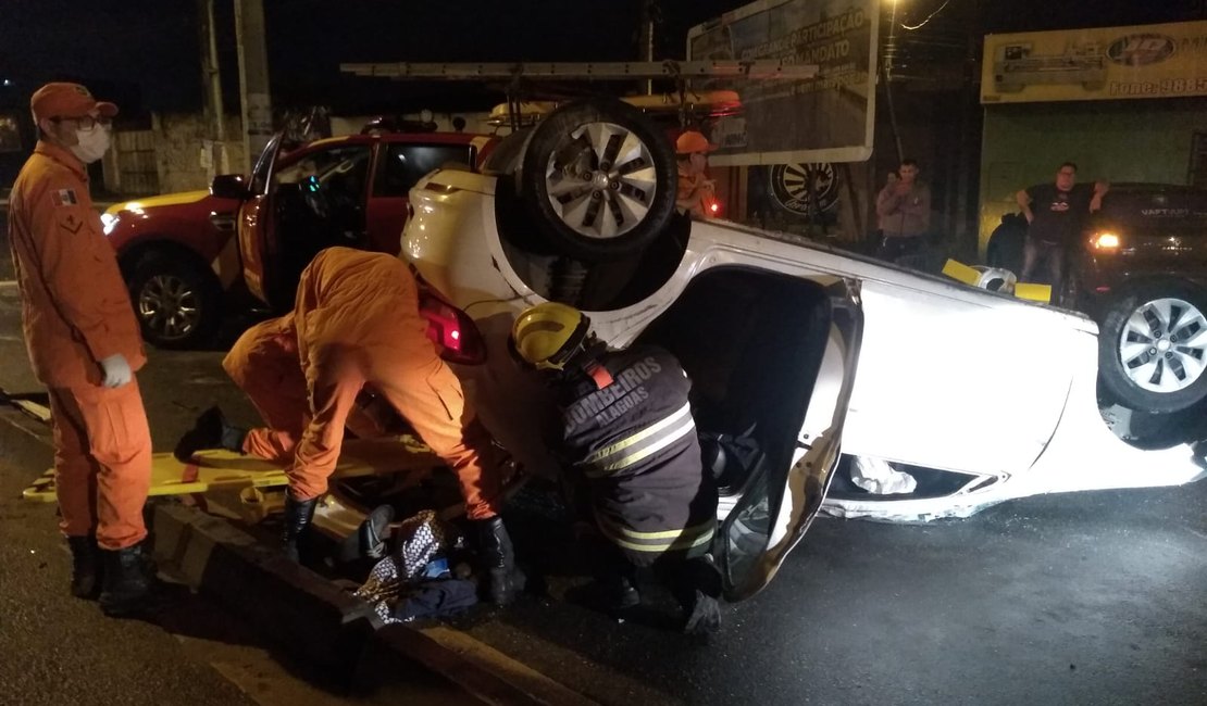 Colisão entre dois carros é registrada em Maceió