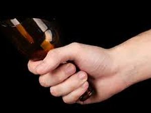 Adolescente sofre cortes com garrafa de vidro após briga por energético com irmã