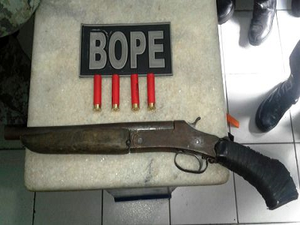 Jovem é detido com espingarda e munições no bairro de Cruz das Almas