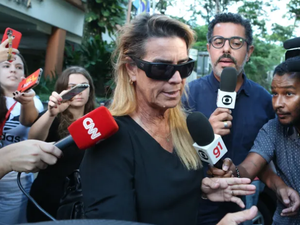 Ex-jogadora de vôlei investigada por agredir entregador com coleira de cachorro se apresenta para depor