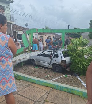 [Vídeo] Condutor de veículo perde o controle, capota e atinge praça em São Miguel dos Campos