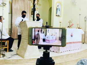 Paróquia interrompe transmissão online de Missa após padre passar mal durante celebração