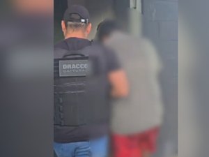 [Vídeo] Padrasto que estuprou enteada de quatro anos é preso no Benedito Bentes
