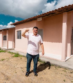 Prefeito Carlos anuncia data para entrega das chaves de 609 casas em Rio Largo