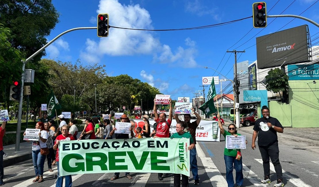 Em greve, professores da rede estadual realizam protesto no Parque Centenário