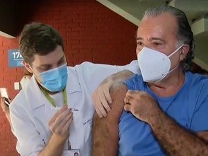 Tony Ramos chora de emoção após ser vacinado contra a Covid