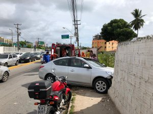 Motorista perde o controle do veículo e bate em muro após ataque epilético
