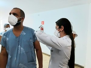 Servidores do HE do Agreste recebem vacina contra o sarampo