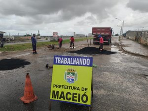 Prefeitura segue com serviço de manutenção de vias na capital