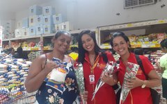 Distribuidora de alimentos de Arapiraca homenageia o dia da mulher com distribuição de rosas