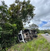 Carreta tomba e deixa três pessoas feridas no município de Penedo