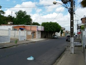 Carreta arranca fio e trecho de rua é interditado