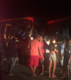 [Vídeo] Colisão entre dois ônibus escolares deixa mortos e feridos entre cidades do Agreste