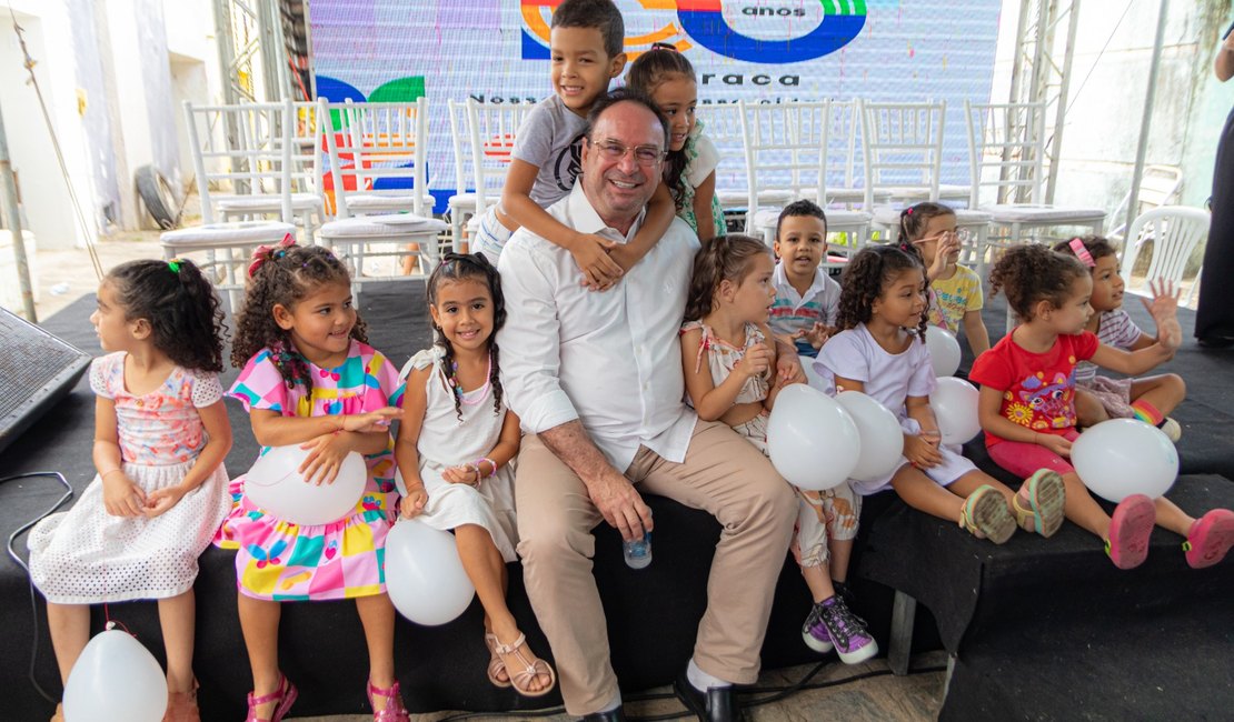 [Vídeo] Prefeito Luciano entrega mais uma creche e homenageia professora em Arapiraca