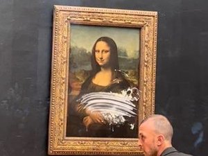 Quadro da Mona Lisa é atacado por visitante no Louvre