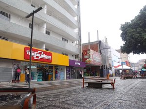 Ambulantes são realocados para pontos fixos e centro comercial de Arapiraca amanhece mais organizado