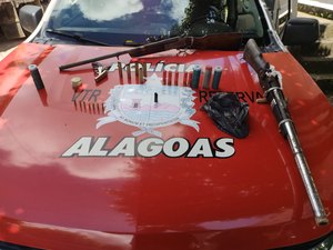 Homem acusado de agredir esposa é detido com armas de fogo em Flexeiras