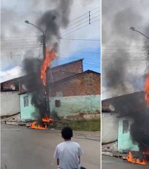 [Vídeo] Poste de energia pega fogo e assusta moradores em Arapiraca