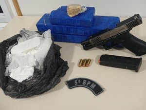 PM apreende arma e mais de 2kg de drogas em ação no bairro Benedito Bentes