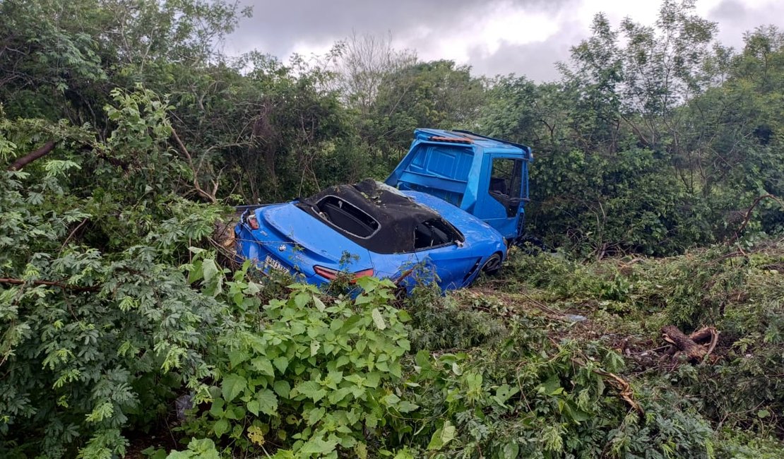 [Vídeo] Guincho carregando BMW que seria prêmio da 'Rifa dos Gêmeos' cai em ribanceira no Sertão