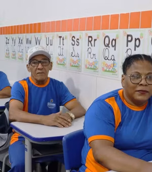 Filha de 51 anos volta a estudar com os pais de 74 e 69 anos, e história emociona