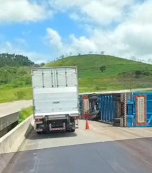 Caminhão canavieiro tomba e interdita faixa da BR-101 em Jequiá da Praia