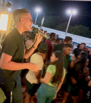 Sem ser artista nacional, Hebert Marques impressiona em Piaçabuçu e faz público cantar