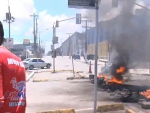 Moradores bloqueiam principal da bairro Cambona durante protesto