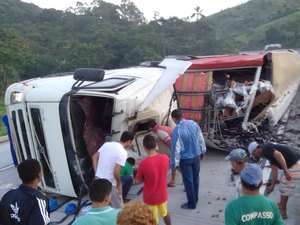 Carreta tomba na BR-101 e motorista fica preso às ferragens