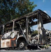 Incêndio deixa 80 ônibus queimados em garagem de Mauá