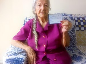 Mãe de jornalista Arapiraquense é vacinada contra Covid-19, aos 92 anos