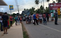 Moradores bloqueiam rodovia contra mudança de itinerário de ônibus
