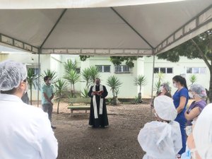 Padre leva bênçãos a pacientes e profissionais de saúde no HE do Agreste