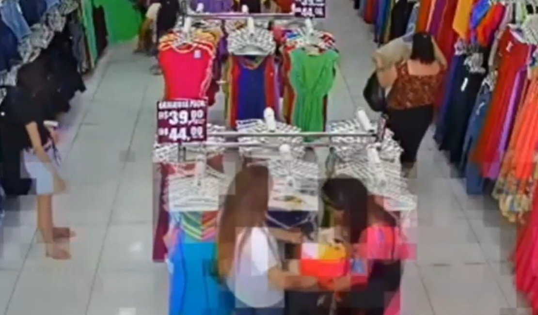 Câmera flagra trio de mulheres furtando loja no Centro de Maceió