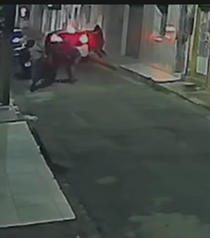 Imagens mostram atiradores descendo de carro e atirando contra grupo no Jaraguá, em Maceió