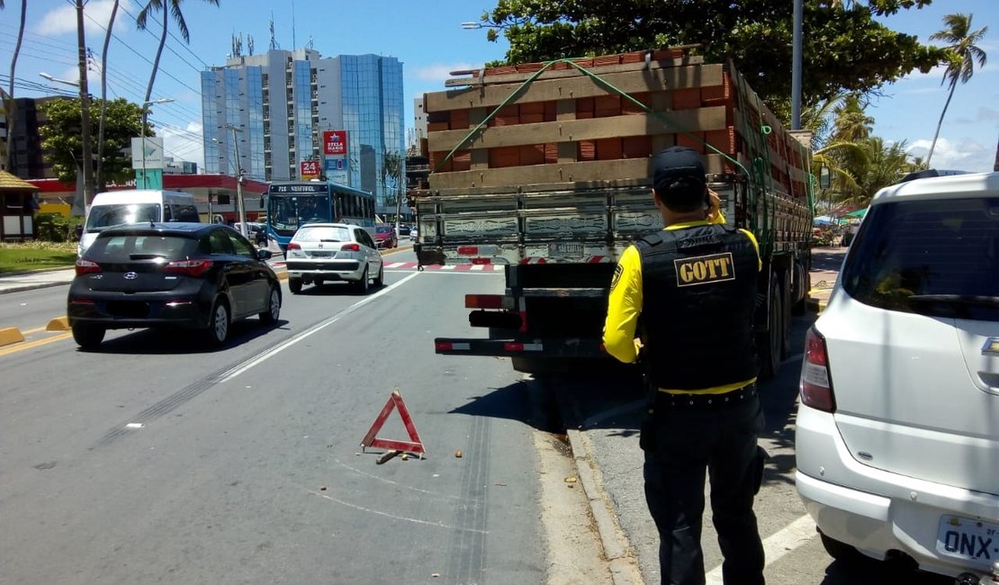 Caminhão é removido por estacionamento irregular na orla de Jatiúca