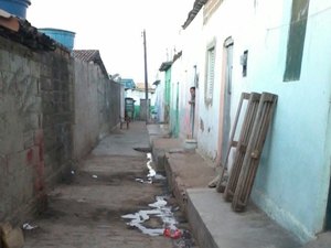 Moradores do Girau convivem com esgoto, mato e lixo