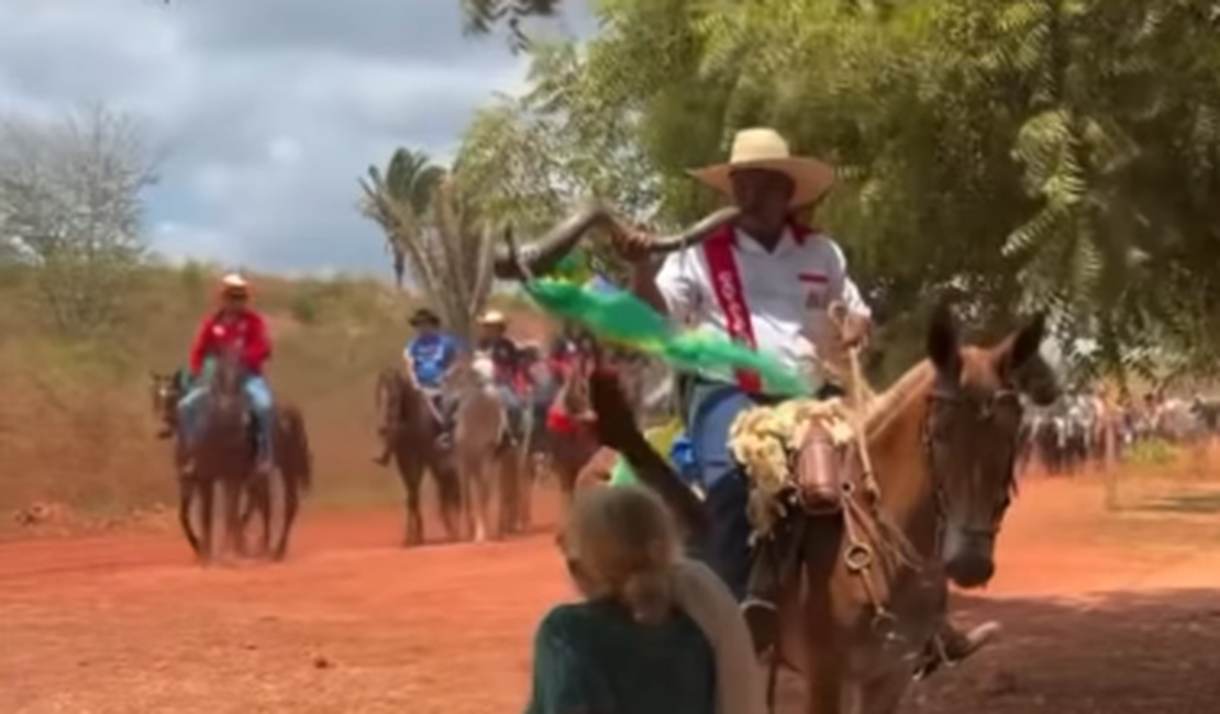 Moradora prepara água para cavalos durante cavalgada e chama atenção