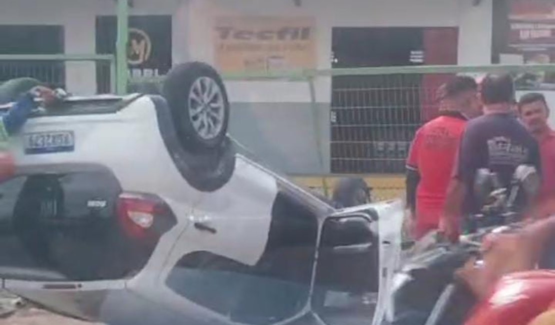 [Vídeo] Motorista fica ferido após carro capotar na Avenida Menino Marcelo, em Maceió