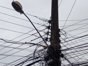 Arapiraca: População alerta para risco de fios se soltarem de poste 