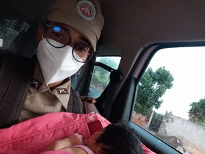 Recém-nascida é encontrada em caixa com carta: 'Saiba que nós te amamos, filha'