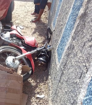 [Vídeo] Condutor perde controle de carro e atinge moto em Arapiraca