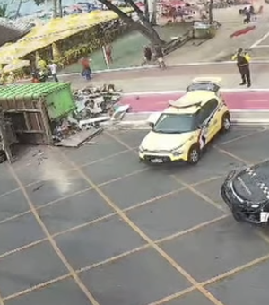 Vídeo registra tombamento de caminhão de lixo que deixou gari ferido na orla de Maceió