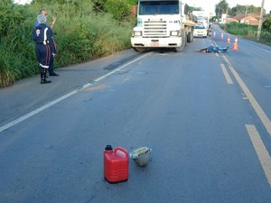 Caminhoneiro é esmagado quando tentava verificar falha mecânica embaixo de veículo