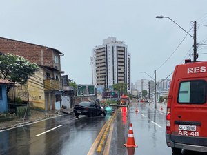Motorista que derrubou poste na Leste-Oeste é socorrido com ferimentos no rosto e dor no tórax