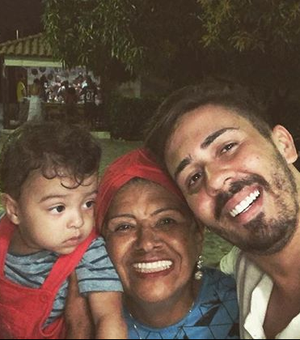 Carlinhos Maia se emociona ao entregar casa que comprou para os pais: ''Honrar pai e mãe''