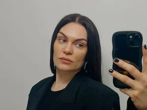 Jessie J revela diagnóstico de câncer de mama e passará por cirurgia