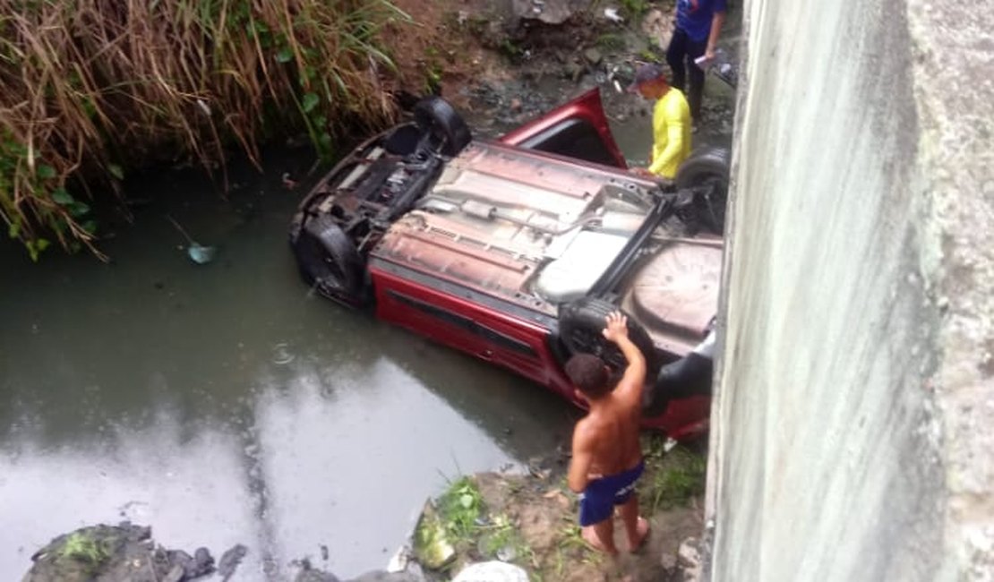 Carro cai em córrego e deixa feridos na Ladeira da Moenda, em Maceió