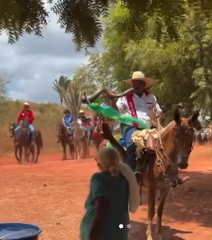 Moradora prepara água para cavalos durante cavalgada e chama atenção