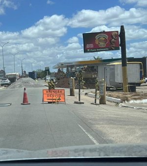 Vazamento em tubulação abre cratera e danifica trecho da Avenida José Alexandre, em Arapiraca